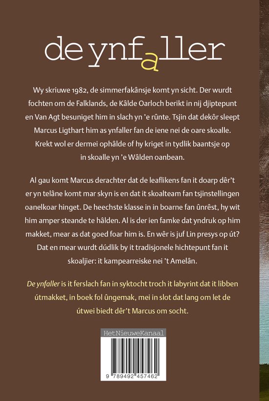 Achterkant van het boek 'De ynfaller' met tekst en een barcode.