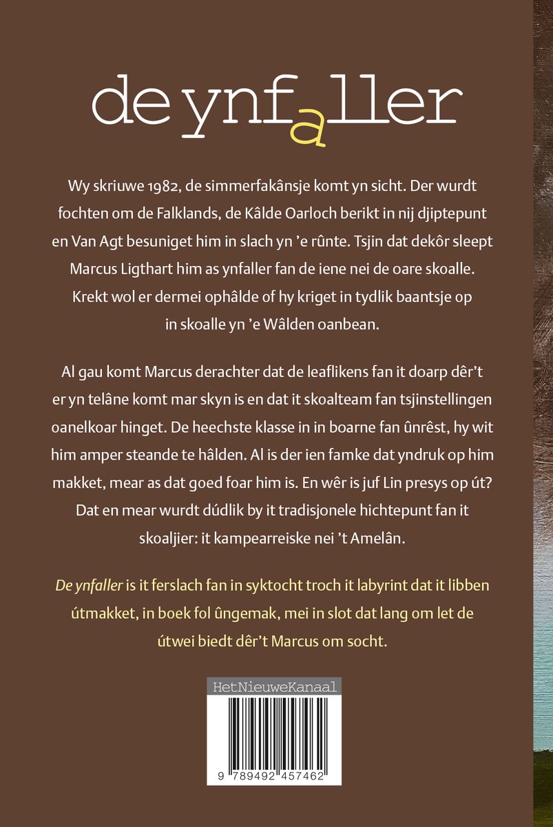 Achterkant van het boek 'De ynfaller' met tekst en een barcode.