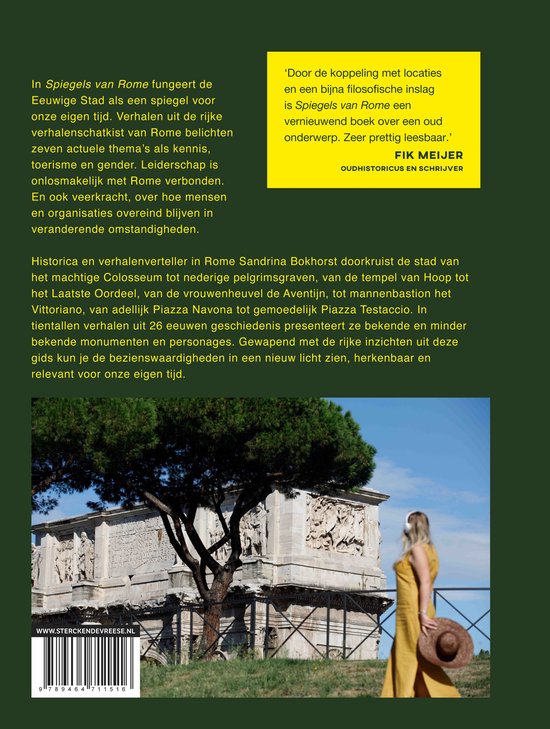 Vrouw in geel jurkje bij triomfboog met inscripties. Achtergrond met architectuur.