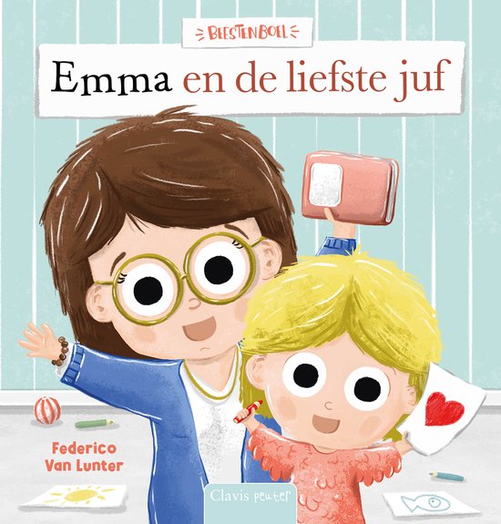 Een lachende juf met bril en blauw vest, en een meisje met blond haar die een tekening vasthoudt. De titel 'Emma en de liefste juf' staat bovenaan.