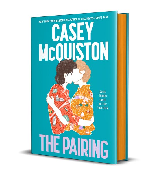 Boek The Pairing van Casey McQuiston. Twee vrouwen kussen elkaar, elk met een shirt met daarop iconische gebouwen en objecten uit Parijs. De titel "The Pairing" staat onderaan in grote letters.
