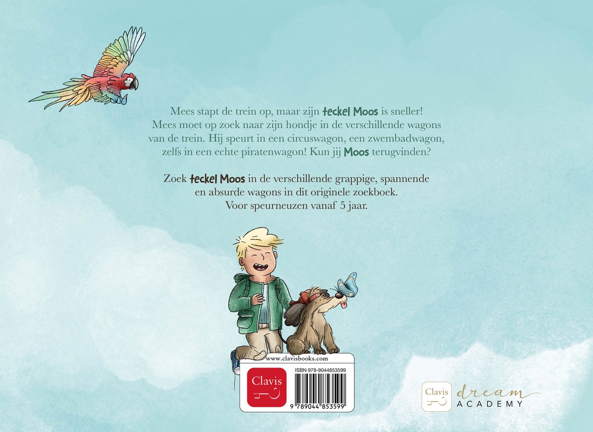 Een jongen met blond haar, gekleed in een groene hoodie, zit naast een teckel die een vlinder op zijn neus heeft. De tekst "Zoek teckel Moos" is boven hen. Een QR-code en ISBN zijn zichtbaar.