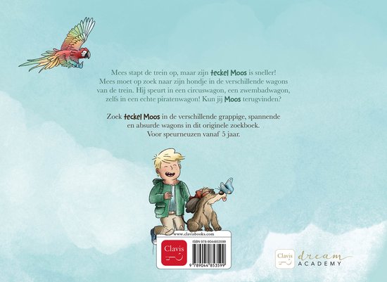 Een jongen met blond haar, gekleed in een groene hoodie, zit naast een teckel die een vlinder op zijn neus heeft. De tekst "Zoek teckel Moos" is boven hen. Een QR-code en ISBN zijn zichtbaar.