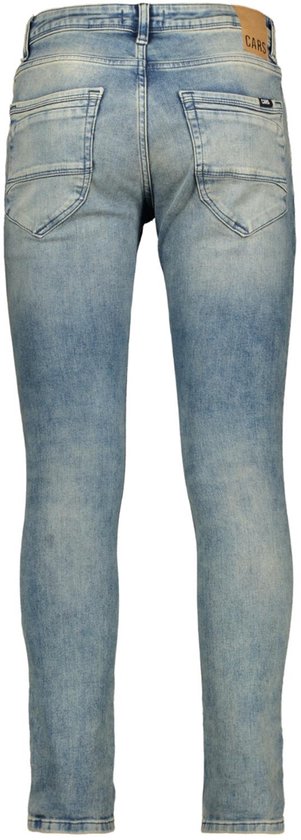 Achterkant van een lichtblauwe, slank gesneden spijkerbroek met twee achterzakken en een bruin Cars Jeans label.