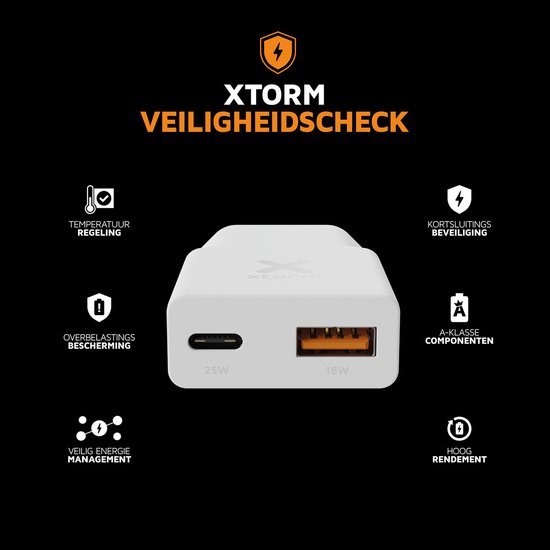Witte XTORM oplader met USB-C (25W) en USB-A (18W) poorten, omgeven door iconen van veiligheidskenmerken.