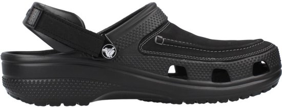 Zwarte Crocs klomp met hengsel op de hak en witte stiksels. Rubberen zool.
