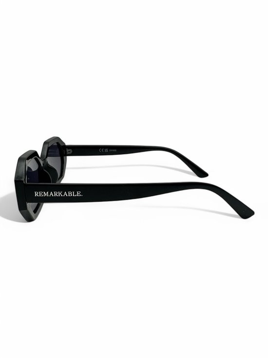 The Brand Remarkable - Zonnebril Unisex - Zonnebril Dames - Zonnebril Heren - Vierkante Zonnebril - All Black - UV400 - Luxe, Duurzame & Trendy Zonnebril - Designer Zonnebril - Mode Zonnebril 2025 - Inclusief Beschermhoes - Polariserend Look van The Brand Remarkable — afbeelding 3