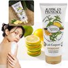 Collage: Witte tube bodylotion met citrus, een vrouw die lotion smeert, en plakjes citroen en limoen.
