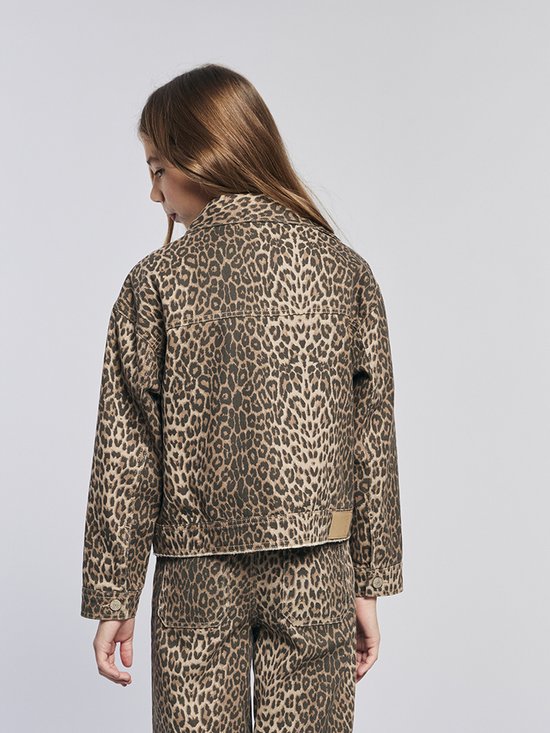 Jeune fille vue de dos, portant une veste et un pantalon imprimés léopard.