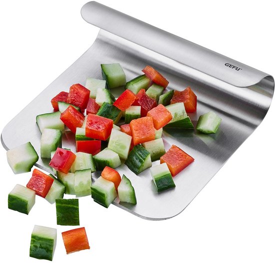 Spatule à pâte en inox avec logo GEFU, avec des dés de concombre et de poivron rouge.