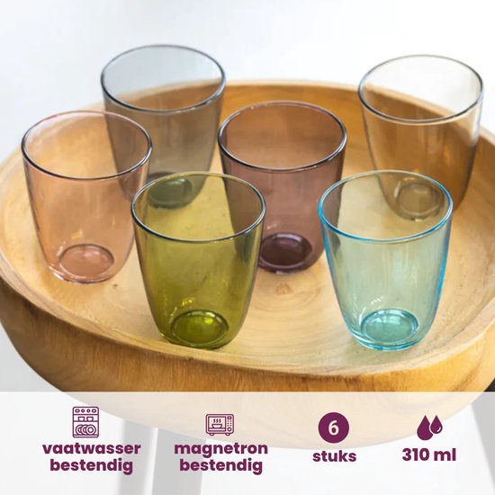 Six verres colorés (ambre, vert, violet, bleu, gris, transparent) dans un bol en bois. Lavable au lave-vaisselle et au micro-ondes, 310 ml chacun.