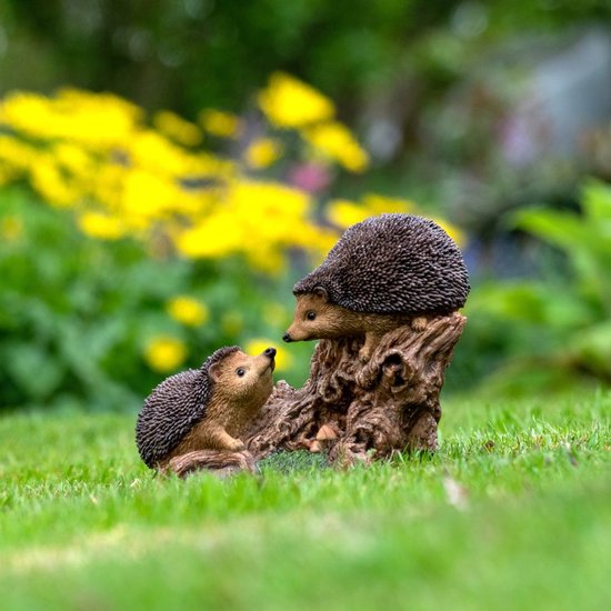 Tuinbeeld zwartbont koetje kopen. Polyester koetje in de tuin