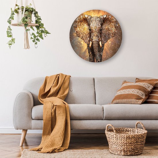 Gouden mozaïek olifant kunst, glitterend met gouden lichtstralen, boven een grijze bank.