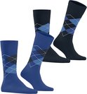 Twee paar donkerblauwe Burlington sokken met lichtblauw ruitpatroon.