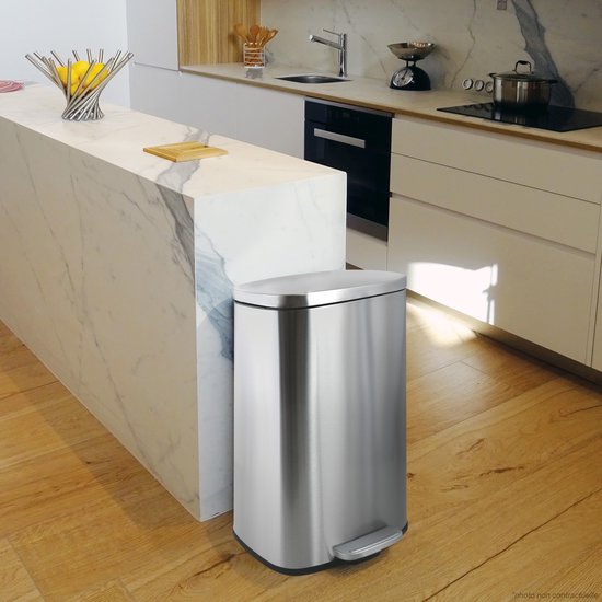 RVS pedaalemmer in een moderne keuken, naast een marmeren aanrecht.