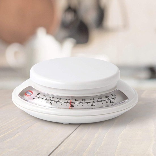 Witte analoge keukenweegschaal met schaalverdeling tot 2 kg.