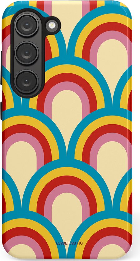 Hoesje met retro regenboogpatroon in rood, geel, roze en blauw op een crème achtergrond.