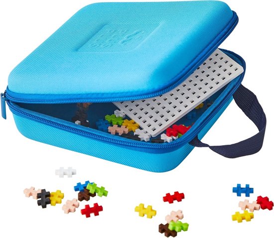 Een open turquoise koffer met een wit pegboard en Plus-Plus bouwblokjes erin. Losse blokjes liggen ernaast op een witte achtergrond.