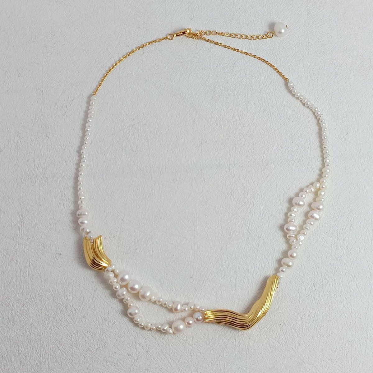 Kralenketting van Zoetwaterparels met Gouden Bedels