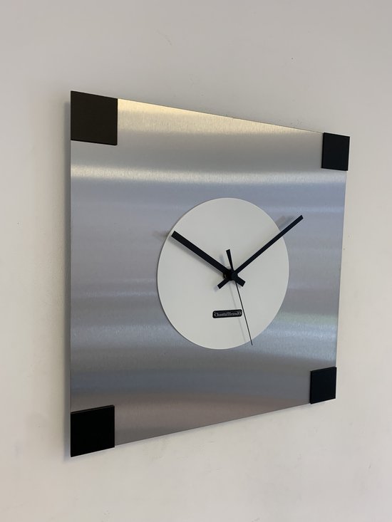 Horloge murale ChantalBrandO -- CARRE : PLACE PIGALLE -- ARGENT - BLACK & BLANC -- DESIGN MODERNE --