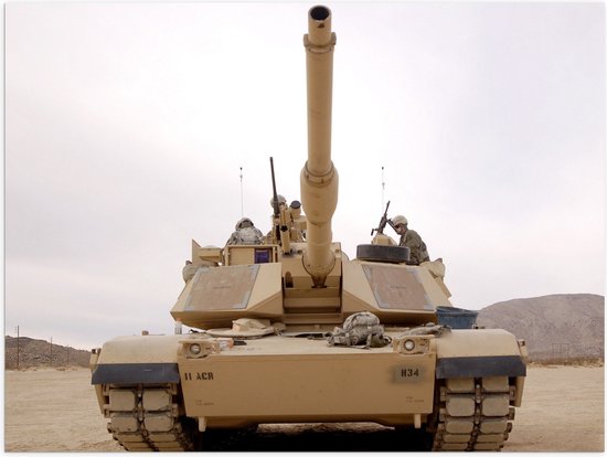 Poster Glanzend – Soldaten in Tank rijdend door de Woestijn - 40x30 cm Foto op Posterpapier met Glanzende Afwerking