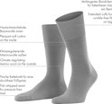 Deux chaussettes unies gris clair avec le texte 'Extended cuffs for wrinkle-free fit on leg', 'Pleasant soft cotton on the inside' et 'Climate-regulating merino wool on the outside'.