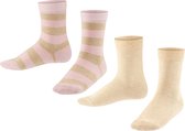 Twee paar roze met beige gestreepte kindersokken en twee effen beige kindersokken.