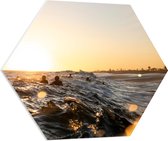 PVC Schuimplaat Hexagon - Water - Personen - Zee - Strand - Zand - Zonsondergang - Golven - 70x60.9 cm Foto op Hexagon (Met Ophangsysteem)