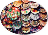 Dibond Ovaal - Handgemaakte Keramieken Borden met Kleurrijke Versieringen - 40x30 cm Foto op Ovaal (Met Ophangsysteem)