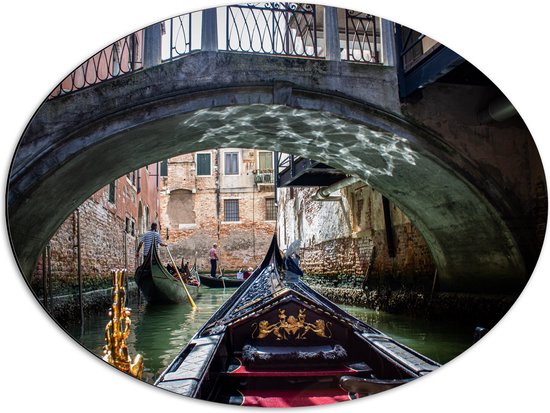 Dibond Ovaal - Traditionele Italiaanse Gondel door de Wateren van Venetië - 68x51 cm Foto op Ovaal (Met Ophangsysteem)