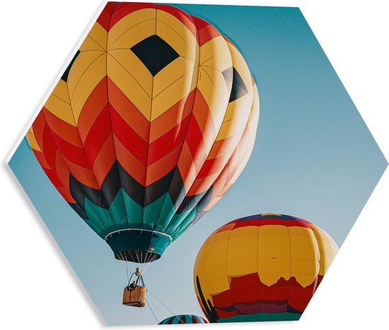 PVC Schuimplaat Hexagon - Man in Mandje onder Kleurrijke Luchtballon omringd door Luchtballonnen - 40x34.8 cm Foto op Hexagon (Met Ophangsysteem)