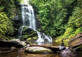 Vliesbehang - Fotobehang - Waterval - Natuur - Landschap - Bomen - Jungle - Groen - 104x152 cm (Hoogte x Lengte)