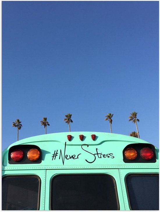 Poster (Mat) - Blauwe Schoolbus met #Never Stress Geparkeerd voor Rij Palmbomen - 30x40 cm Foto op Posterpapier met een Matte look