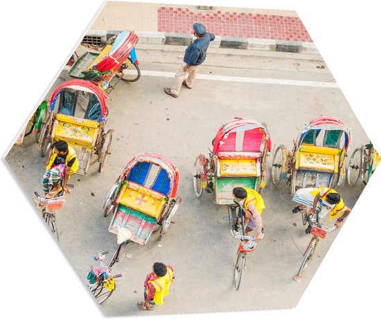 PVC Schuimplaat Hexagon - Bovenaanzicht van Lokale Mensen in Tuktukfietsen - 70x60.9 cm Foto op Hexagon (Met Ophangsysteem)