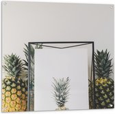 Tuinposter – Lijst met Ananas en Ananassen ernaast - 100x100 cm Foto op Tuinposter (wanddecoratie voor buiten en binnen)