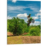 Dibond - Groene Motorcrosser op Parcours in de Bossen - 75x100 cm Foto op Aluminium (Wanddecoratie van metaal)