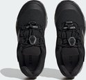 Zwarte wandelschoenen voor kinderen met BOA-sluiting, GORE-TEX logo en adidas Terrex logo.
