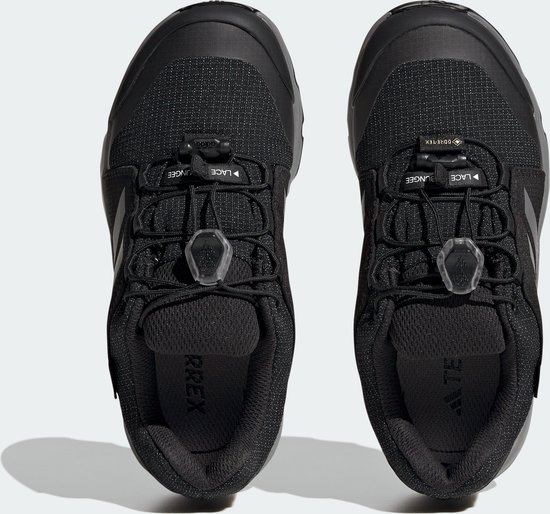 Zwarte wandelschoenen voor kinderen met BOA-sluiting, GORE-TEX logo en adidas Terrex logo.
