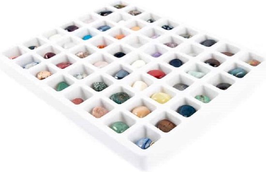 Witte doos met 56 verschillende natuurlijke edelstenen, waaronder rode, blauwe, groene en veelkleurige stenen.