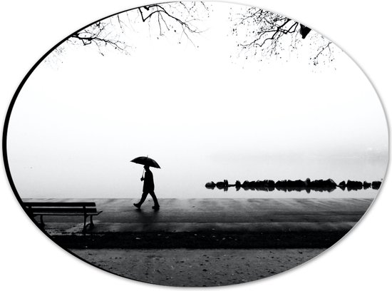 Dibond Ovaal - Man met Paraplu Lopend langs Water op Mistige Dag (Zwart-wit) - 28x21 cm Foto op Ovaal (Met Ophangsysteem)