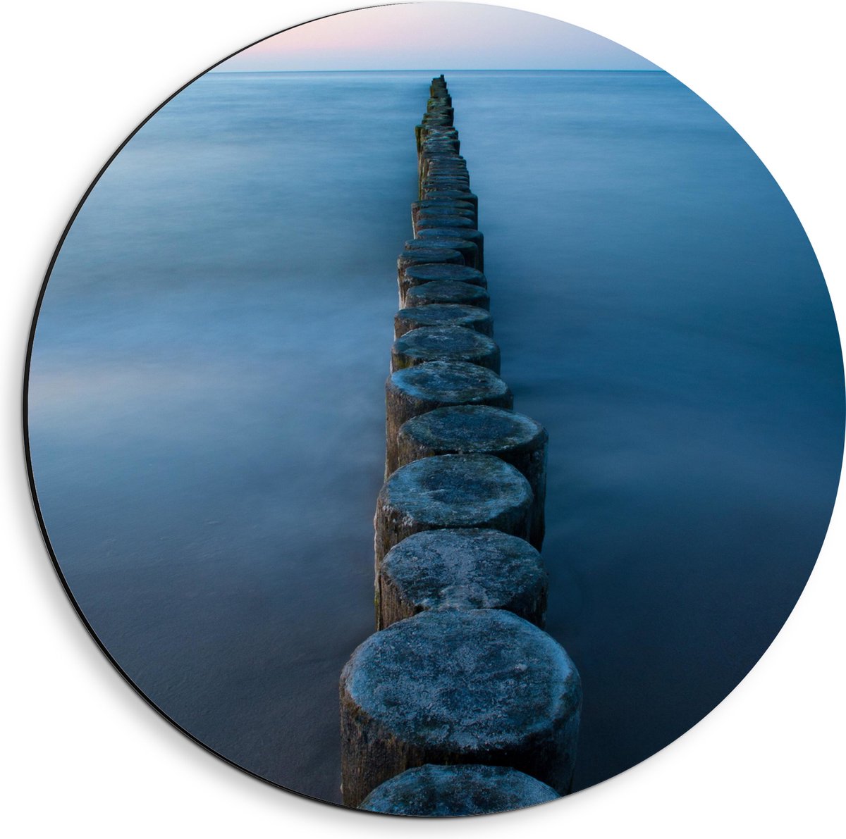 Dibond Muurcirkel - Strand - Zand - Zee - Palen - Hout - 40x40 cm Foto op Aluminium Muurci