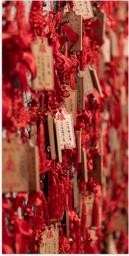 Poster (Mat) - Rode Sleutelhangers met Chinese Tekens aan een Muur - 50x100 cm Foto op Posterpapier met een Matte look