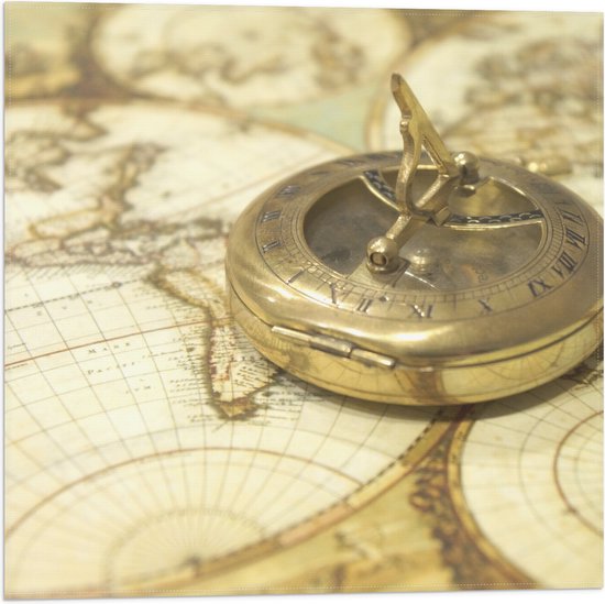 Vlag - Gouden Kompas op Wereldkaart - 50x50 cm Foto op Polyester Vlag