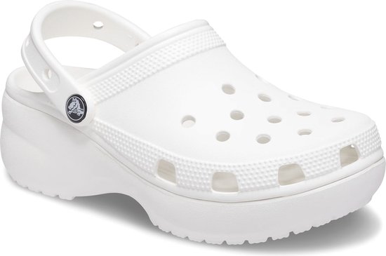 Witte Crocs platform clog met draagbare band, zijaanzicht.