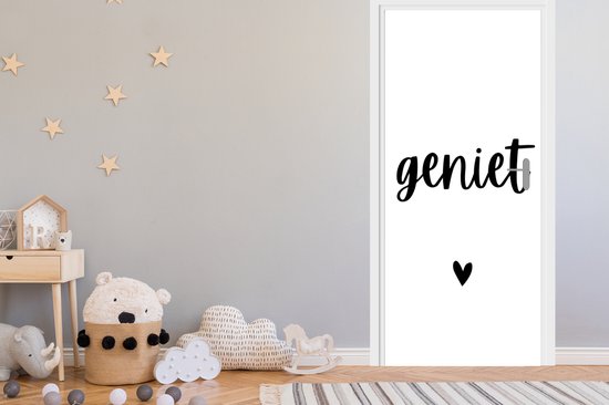 Porte blanche avec le texte noir 'geniet' et un petit cœur, dans une chambre d'enfant.