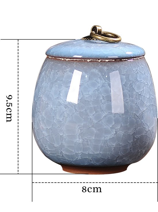 Hemelsblauwe keramische pot met deksel, krakelglazuur en gouden ring, met afmetingen 9.5cm hoog en 8cm breed aangegeven.