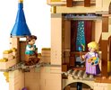 Gedetailleerd interieur van het LEGO Disney Kasteel, met Rapunzel die schildert en Flynn Rider.