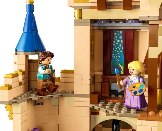 Gedetailleerd interieur van het LEGO Disney Kasteel, met Rapunzel die schildert en Flynn Rider.