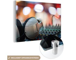 ® Glasschilderij 120×80 cm – Schilderij acrylglas – Koptelefoon op een mengpaneel – Foto op glas – Muurdecoratie woonkamer – Wanddecoratie slaapkamer – Schilderijen