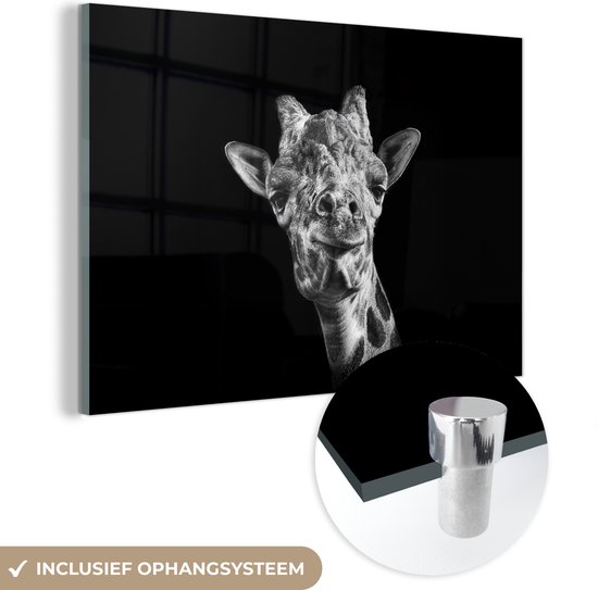 MuchoWow® Glasschilderij 120x80 cm - Schilderij acrylglas - Giraf afgebeeld in zwart-wit weergegeven op een zwarte achtergrond - Foto op glas - Schilderijen